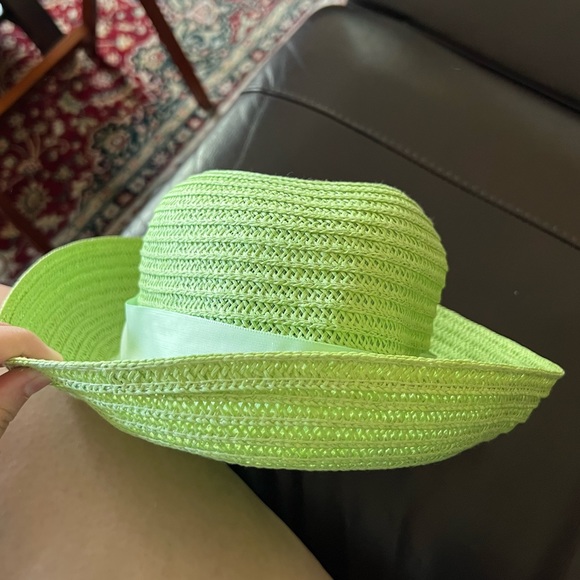 👒Little girl OS, green sun hat with green rose & ribbon accent, preowned. - Picture 6 of 6